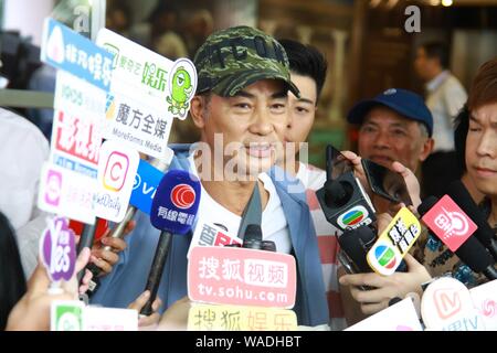 Hong Kong attore Simon Yam lascia ospedale dopo essere stata pugnalata nello stomaco di Hong Kong, Cina, 24 luglio 2019. Foto Stock