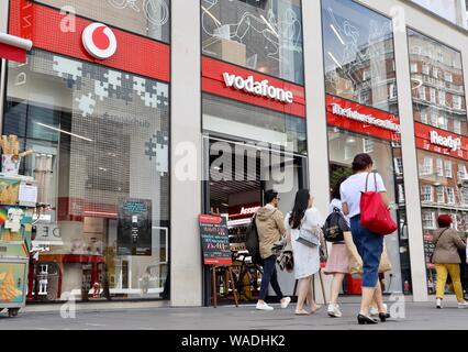 --FILE--pedoni a piedi passato una filiale del Regno Unito l'operatore di telefonia mobile Vodafone in Londra, Regno Unito, 22 maggio 2019. Cinese società di telecomunicazioni Hua Foto Stock