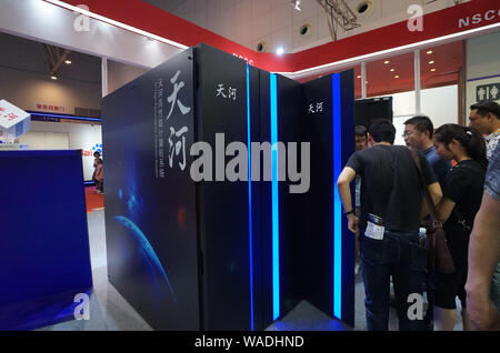 --FILE--Vista visitatori della Cina di nuova generazione di supercomputer exascale Tianhe-3 durante la seconda Mondiale Congresso di Intelligence (WIC) di Tianjin, Cina, 19 Ma Foto Stock
