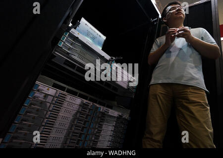 --FILE--Vista visitatori della Cina di nuova generazione di supercomputer exascale Tianhe-3 durante la seconda Mondiale Congresso di Intelligence (WIC) di Tianjin, Cina, 19 Ma Foto Stock