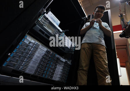 --FILE--Vista visitatori della Cina di nuova generazione di supercomputer exascale Tianhe-3 durante la seconda Mondiale Congresso di Intelligence (WIC) di Tianjin, Cina, 19 Ma Foto Stock