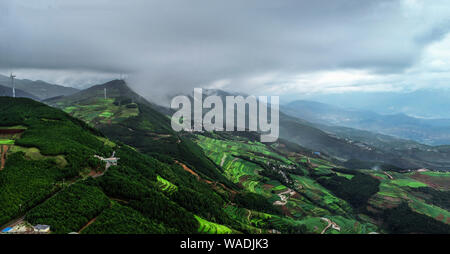 Il paesaggio di Dongchuan multicolore rosso della terra nel villaggio Huashitou, città di Kunming, a sud-ovest della Cina di provincia di Yunnan, 12 luglio 2019. Dongchuan Red Foto Stock