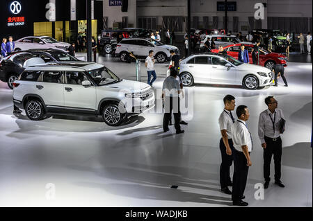 --FILE -- la gente visita lo stand del Gruppo BAIC durante un salone automobilistico in Changchun city, a nord-est della Cina di provincia di Jilin, 12 luglio 2019. Cina " Foto Stock