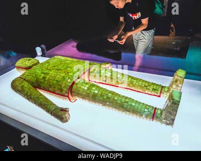 Ai visitatori di visualizzare un jade-piastrate suit risalente alla dinastia Han (206 a.C.-220 d.C.) presso un museo nella città di Xuzhou, est cinese della provincia di Jiangsu, 11 Luglio Foto Stock