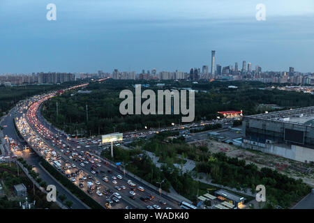 --FILE--Cars si muovono lentamente su una strada nel traffico durante le ore di punta a Pechino, in Cina, il 31 maggio 2019. Olandese la tecnologia di navigazione azienda TomTom ha r Foto Stock