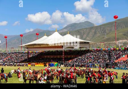 Il popolo cinese dei tibetani gruppo etnico si riuniscono per celebrare la cerimonia di apertura annuale Yushu Qinghai Horse Racing Festival in tibetano Yushu Aut Foto Stock