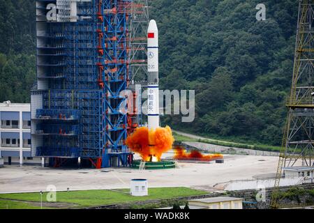 Chang Zheng 2C carrier Rocket riesce a trasportare tre satelliti di Yaogan 30-05, una serie di ricognizione cinese satelliti, di spazio e di metterli Foto Stock