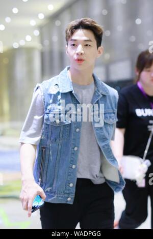 Il cantante canadese e attore Henry Lau arriva in un aeroporto dopo lo sbarco in Cina a Shanghai, il 9 luglio 2019. Foto Stock