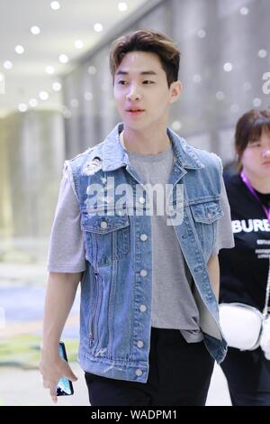 Il cantante canadese e attore Henry Lau arriva in un aeroporto dopo lo sbarco in Cina a Shanghai, il 9 luglio 2019. Foto Stock