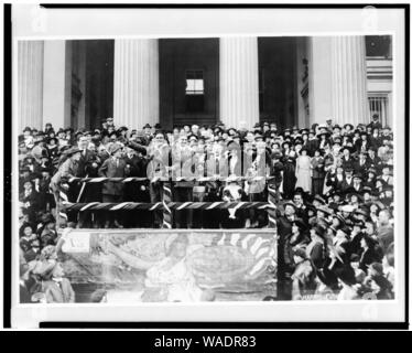 Douglas Fairbanks in prestito Liberty Drive, full-length, in piedi sulla piattaforma, davanti alla folla, leggermente rivolta verso sinistra con il braccio destro sollevato) - Harris & Ewing Foto Stock