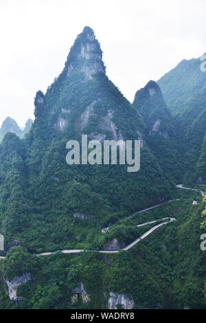 Vista aerea del famoso Tongtian Avenue, altrimenti noto come "piegatura" la strada per la sua 99 tornanti alla montagna Tianmen punto panoramico in Zhangjiaj Foto Stock