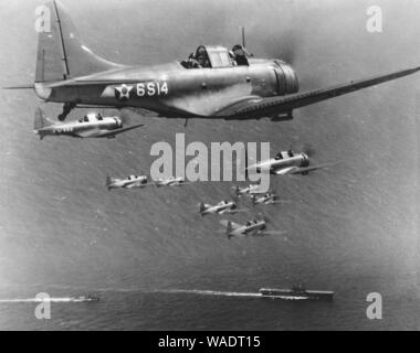 Douglas SBD-2 intrepida della VS-6 in volo sulla USS Enterprise (CV-6) il 27 ottobre 1941 (80-G-6678). Foto Stock
