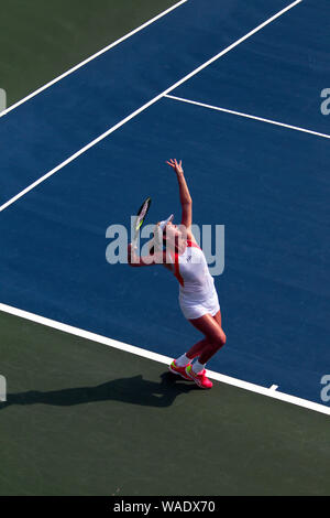 Crotona Park, Bronx, New York -- Coco Vandeweghe degli, Stati Uniti. 19 Ago, 2019. Servire Anna Blinkova della Russia durante il giorno di apertura di giocare al NYJTL Bronx aperto presso il Cary Leeds Centro Tennis in Crotona Park di New York del Bronx. Vandeweghe ha perso la partita 6-3, 6-0. Il torneo che è gratuito per il pubblico è il primo torneo professionistico nel Bronx dal 2012. Credito: Adam Stoltman/Alamy Live News Foto Stock