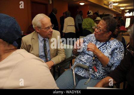 Dr. Donald Berwick, Amministratore dei centri per Medicare e Medicaid Services (CMS), parla con Washington DC anziani circa Medicare aperta del periodo di iscrizione. Foto Stock