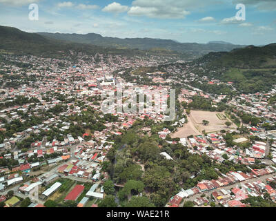 Vista sul centro di matagalpa città sopra antenna fuco angolo Foto Stock