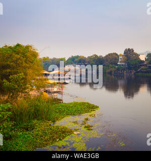 Vista panoramica di un tramonto sul fiume Kwai, Kanchanaburi, Thailandia. Bellissimo paesaggio Foto Stock