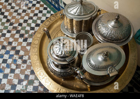 Meknes Marocco, guardando in giù su un caffè decorativi impostato su un oro-vassoio della piastra Foto Stock