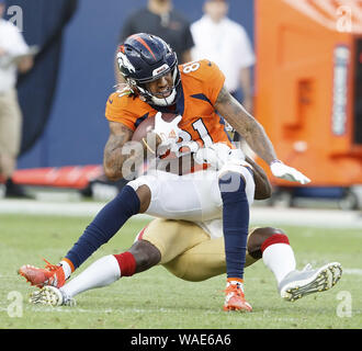 Englewood, Colorado, Stati Uniti d'America. 19 Ago, 2019. Broncos WR JIM PATRICK, centro, viene affrontato dopo un fermo durante il 1st. Mezza lunedì notte a Broncos Stadium at Mile High. Il 49er di battere i Broncos 24-15. Credito: Hector Acevedo/ZUMA filo/Alamy Live News Foto Stock