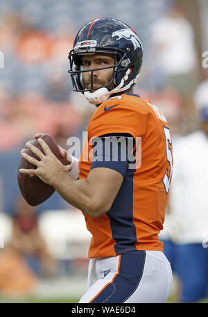 Englewood, Colorado, Stati Uniti d'America. 19 Ago, 2019. Broncos QB JOE FLACCO si prepara a lanciare un pass durante il warm-up lunedì notte a Broncos Stadium at Mile High. Il 49er di battere i Broncos 24-15. Credito: Hector Acevedo/ZUMA filo/Alamy Live News Foto Stock