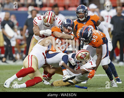 Englewood, Colorado, Stati Uniti d'America. 19 Ago, 2019. Broncos WR NICK WILLIAMS, centro ottiene pista affrontato dopo un punt ritorno durante la 1a. Mezza lunedì notte a Broncos Stadium at Mile High. Il 49er di battere i Broncos 24-15. Credito: Hector Acevedo/ZUMA filo/Alamy Live News Foto Stock