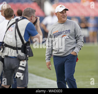 Englewood, Colorado, Stati Uniti d'America. 19 Ago, 2019. Broncos Head Coach VIC FANGIO, sinistro viene fotografato come egli capi per le linee laterali durante il warm-up lunedì notte a Broncos Stadium at Mile High. Il 49er di battere i Broncos 24-15. Credito: Hector Acevedo/ZUMA filo/Alamy Live News Foto Stock