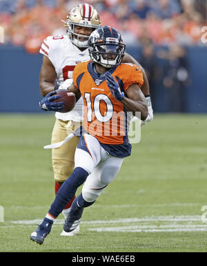 Englewood, Colorado, Stati Uniti d'America. 19 Ago, 2019. Broncos WR EMMANUEL SANDERS scorre in alto campo dopo una cattura lunedì notte a Broncos Stadium at Mile High. Il 49er di battere i Broncos 24-15. Credito: Hector Acevedo/ZUMA filo/Alamy Live News Foto Stock