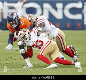 Englewood, Colorado, Stati Uniti d'America. 19 Ago, 2019. Broncos TE NOÈ FANT, sinistra, viene colpito dopo un fermo durante il 1st. Mezza lunedì notte a Broncos Stadium at Mile High. Il 49er di battere i Broncos 24-15. Credito: Hector Acevedo/ZUMA filo/Alamy Live News Foto Stock