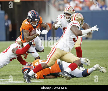 Englewood, Colorado, Stati Uniti d'America. 19 Ago, 2019. Broncos WR TIM PATRICK, sinistra, scorre in alto campo dopo un fermo durante il 1st. Mezza lunedì notte a Broncos Stadium at Mile High. Il 49er di battere i Broncos 24-15. Credito: Hector Acevedo/ZUMA filo/Alamy Live News Foto Stock