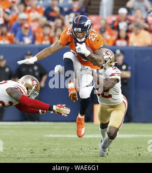 Englewood, Colorado, Stati Uniti d'America. 19 Ago, 2019. Broncos RB DEVONTAE BOOKER, centro, salti attraverso il traffico durante la 1a. Mezza lunedì notte a Broncos Stadium at Mile High. Il 49er di battere i Broncos 24-15. Credito: Hector Acevedo/ZUMA filo/Alamy Live News Foto Stock