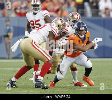 Englewood, Colorado, Stati Uniti d'America. 19 Ago, 2019. Broncos RB DEVONTAE BOOKER, destro corre attraverso affronta durante la 1a. Mezza lunedì notte a Broncos Stadium at Mile High. Il 49er di battere i Broncos 24-15. Credito: Hector Acevedo/ZUMA filo/Alamy Live News Foto Stock