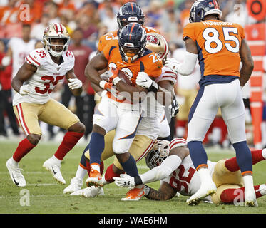 Englewood, Colorado, Stati Uniti d'America. 19 Ago, 2019. Broncos RB ROYCE FREEMAN, centro si fa duro yardage durante la 1a. Mezza lunedì notte a Broncos Stadium at Mile High. Il 49er di battere i Broncos 24-15. Credito: Hector Acevedo/ZUMA filo/Alamy Live News Foto Stock