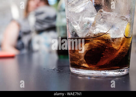 Vermouth marrone su cubetti di ghiaccio close up ancora su una scena esterna Foto Stock