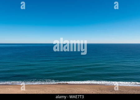 Al di sopra di vuoto spiaggia sabbiosa con ampia calma mare orizzonte Foto Stock