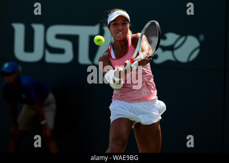 New York, Stati Uniti. 19 Ago, 2019. Kristie Anh degli Stati Uniti durante la sua partita contro l'Jil Teichmann della Svizzera alla NYJTL Bronx aperto presso il Cary Leeds Centro Tennis in Crotona Park di New York del Bronx. Il torneo che è gratuito per il pubblico è il primo torneo professionistico nel Bronx dal 2012. Credito: Adam Stoltman/Alamy Live News Foto Stock