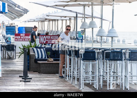 Sunrise a Benny's sulla spiaggia sul lago vale la pena di Pier in Lake Worth, Florida. (USA) Foto Stock