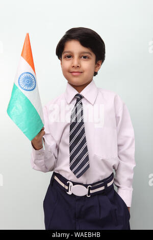 Scolaro tenendo una bandiera indiana Foto Stock