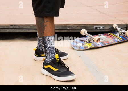 Guidatore di skateboard facendo trucchi. Furgoni US Open di surf, Huntington Beach, California, Stati Uniti d'America Foto Stock