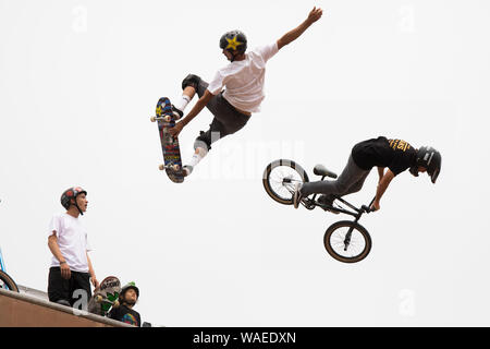 Guidatore di skateboard Bucky Lasek facendo trucchi. Furgoni US Open di surf, Huntington Beach, California, Stati Uniti d'America (Photoshop immagine composita) Foto Stock