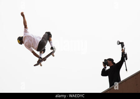 Guidatore di skateboard facendo trucchi. Furgoni US Open di surf, Huntington Beach, California, Stati Uniti d'America Foto Stock