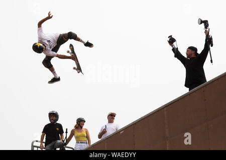 Guidatore di skateboard facendo trucchi. Furgoni US Open di surf, Huntington Beach, California, Stati Uniti d'America Foto Stock