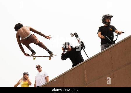 Guidatore di skateboard facendo trucchi. Furgoni US Open di surf, Huntington Beach, California, Stati Uniti d'America Foto Stock