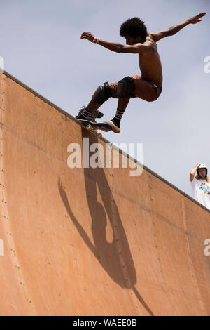 Guidatore di skateboard facendo trucchi. Furgoni US Open di surf, Huntington Beach, California, Stati Uniti d'America Foto Stock