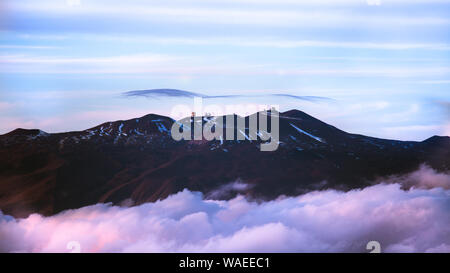 Mauna Kea summit e osservatori, come del 2015, preso da Mauna Loa Foto Stock