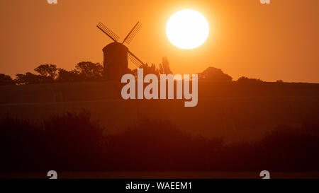 Il sole sorge su Chesterton Windmill in Chesterton, Warwickshire. Foto Stock