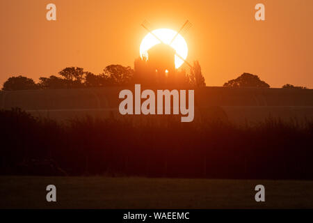 Il sole sorge su Chesterton Windmill in Chesterton, Warwickshire. Foto Stock
