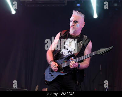 Zal Cleminson di Zal Cleminson peccato di cani in esecuzione al Weyfest music festival, Tilford, Surrey, Regno Unito. Agosto 17, 2019 Foto Stock