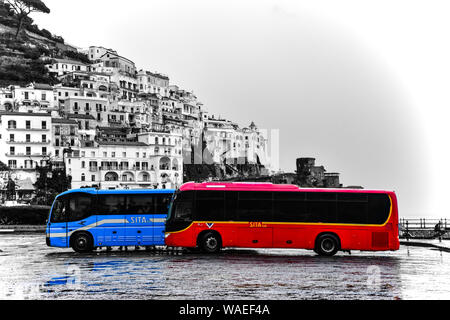 Bus rosso, blu Bus, Amalfi Costiera Amalfitana, Italia Foto Stock