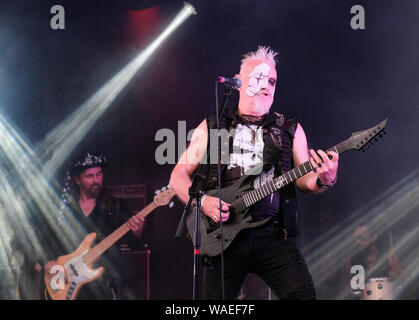 Zal Cleminson di Zal Cleminson peccato di cani in esecuzione al Weyfest music festival, Tilford, Surrey, Regno Unito. Agosto 17, 2019 Foto Stock