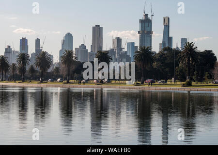 Pomeriggio invernale all'Albert Park Lake, Melbourne, Australia, il lago si trova vicino al centro della città e il St Kilda Road il distretto commerciale. Foto Stock