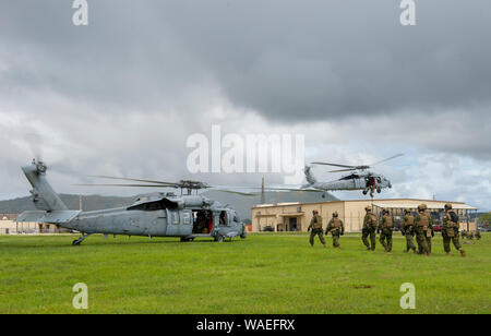 SANTA RITA, Guam (Agosto 19, 2019) velisti assegnati alla Royal Canadian Navy della flotta di unità di immersione Atlantic prepararsi a bordo un MH-60S Seahawk elicottero, attaccata a "isola" dei Cavalieri di elicottero di mare squadrone di combattimento (HSC) 25, durante l'esercizio HYDRACRAB. È HYDRACRAB quadrilatero esercizio condotta da forze provenienti da Australia, Canada, Nuova Zelanda e Stati Uniti Forze Navali. Lo scopo di questa esercitazione è quello di preparare i partecipanti l'eliminazione degli ordigni esplosivi (EOD) le forze per operare come un sistema integrato, capace e potente allied force è pronto a rispondere ad un mutevole e complesso ambiente marittimo Foto Stock